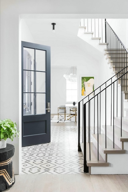 Entrada moderna con suelo de azulejos geométricos