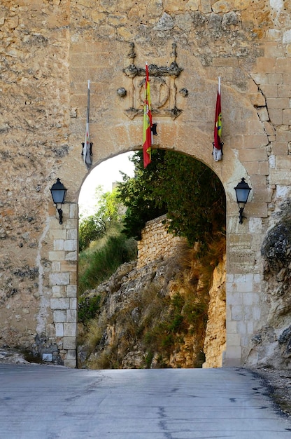 Entrada murada da cidade de alarcon em cuenca - espanha