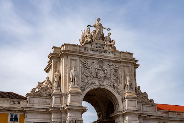 Entrada del palacio ornamentado a la ciudad en Praca do Comercio o Terreiro do Paco en el centro de Lisboa