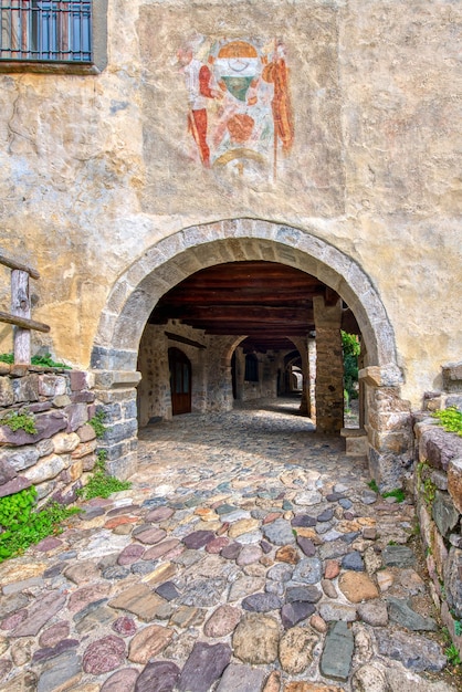 Entrada para a aldeia antiga de Cornello dei Tasso do vale de brembana Bérgamo Itália