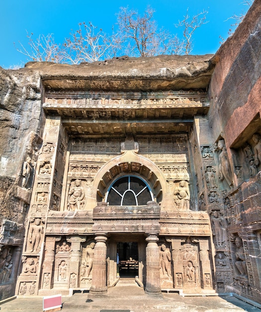 Entrada para a Gruta 26 no Complexo das Cavernas de Ajanta. Maharashtra - Índia