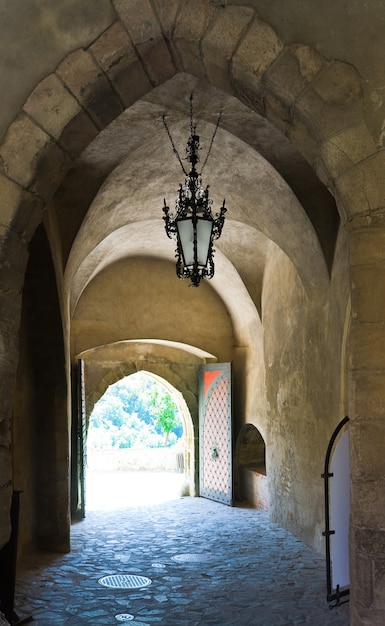 Entrada para o pátio do castelo medieval krivoklat, na república tcheca