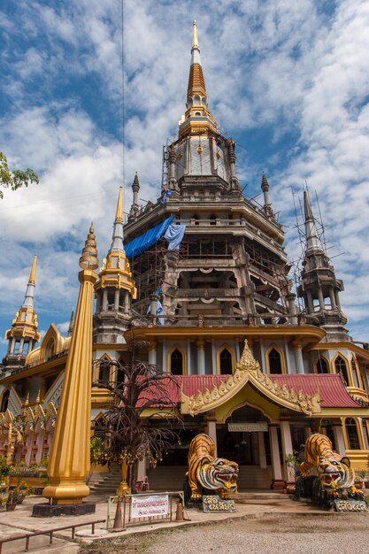 Entrada para o Templo Budista Tiger Cave na província de Krabi, na Tailândia. Torres altas e estátuas de tigre.