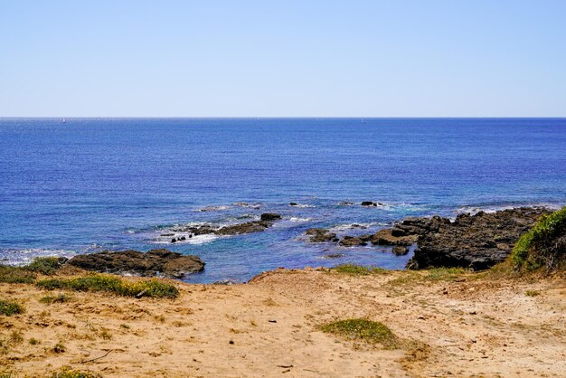 Entrada de la playa de rocas de acceso a la costa de arena al mar atlántico del océano en bretaña francesa