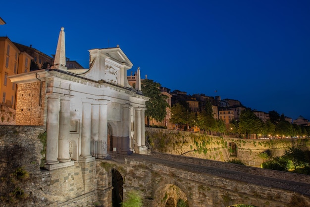 Entrada de porta san giacomo en la parte antigua de bérgamo