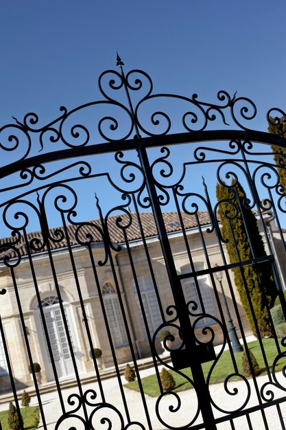 Entrada de una prestigiosa bodega francesa