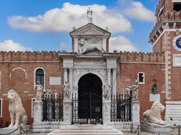 La entrada principal del Arsenal veneciano y el Museo Naval, ricamente decorada con estatuas y leones