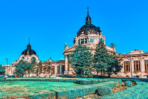 Entrada principal de los baños Szechenyi, el complejo de baños termales húngaros y los tratamientos de spa. Budapest.