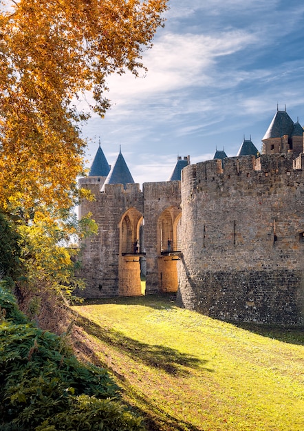 Entrada principal a la ciudad de Carcasona, Occitania, Francia