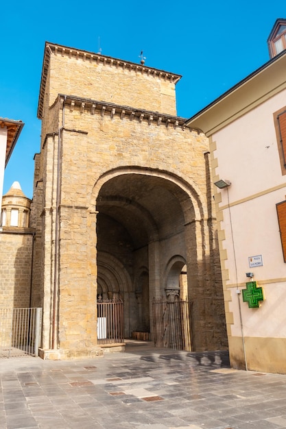 Entrada principal da Catedral de San Pedro de Jaca em Aragão Espanha