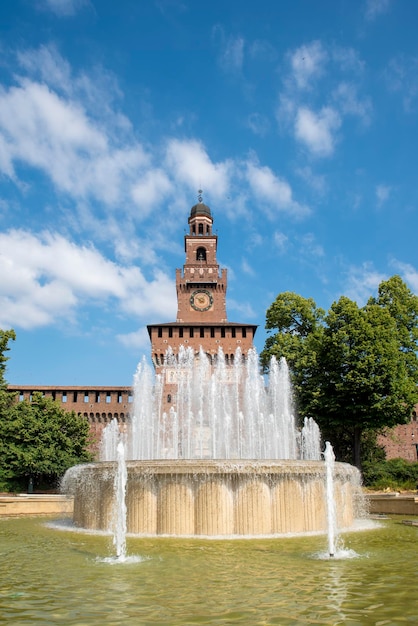 Entrada principal do Castelo Sforza Castello Sforzesco e fonte em frente a Milão Itália