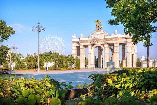 Entrada principal e roda gigante VDNKh Moscou