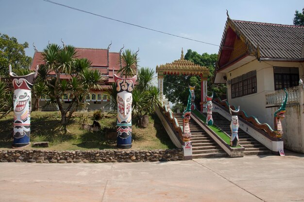 Entrada de la puerta con escalera naga para los viajeros que caminan para ir a rezar y visitar el Museo Phi Ta Khon en Wat Phon Chai el 22 de febrero de 2017 en Loei Tailandia