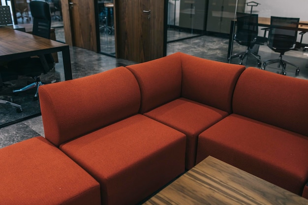 Entrada a la recepción de una empresa una oficina vacía o un escritorio y una silla