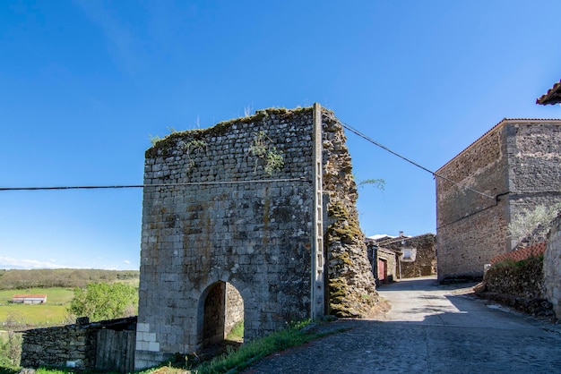 Entrada del recinto amurallado de la villa medieval de Monleon