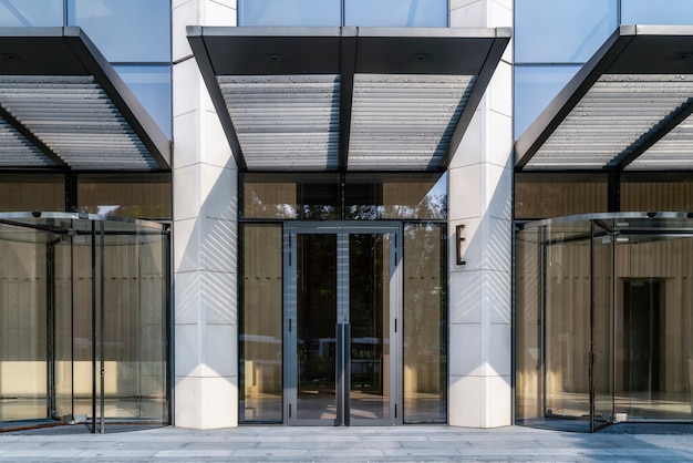 Entrada y salida del edificio de oficinas en Shanghai Financial District Plaza