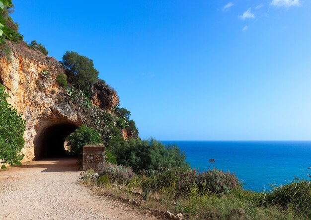 Foto la entrada sur de la reserva natural zingaro en sicilia, italia