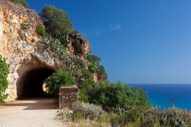 Foto la entrada sur de la reserva natural zingaro en sicilia, italia