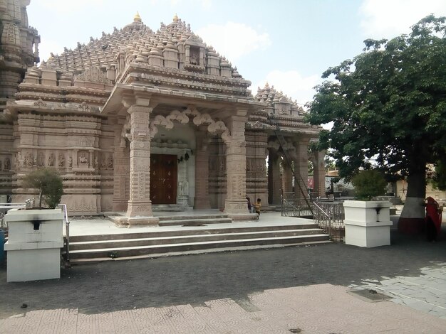 Entrada del templo contra el cielo