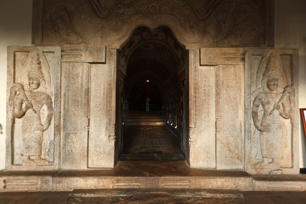 Foto entrada del templo del diente. sri lanka