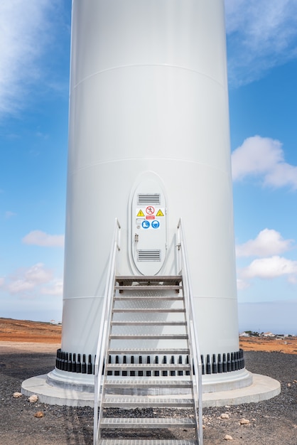 Foto entrada de la torre de viento con símbolos de seguridad en el trabajo.