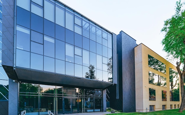 Entrada de la UE en el moderno edificio de oficinas corporativas, concepto de rascacielos.