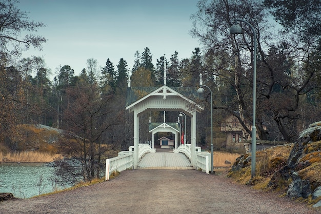 Entrada - uma ponte para um museu etnográfico em uma ilha ao ar livre em helsinque, na finlândia