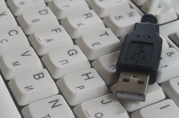 Entrada USB en el teclado blanco