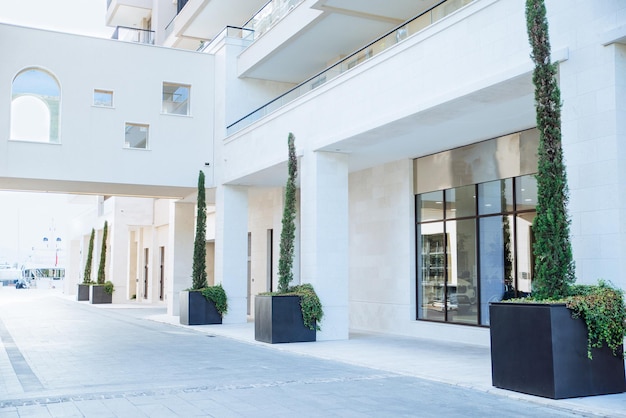 Entrada de vidrio al edificio con ladrillo blanco.