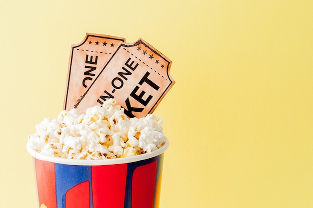 Entradas de cine, tiras de película y palomitas de maíz en azul