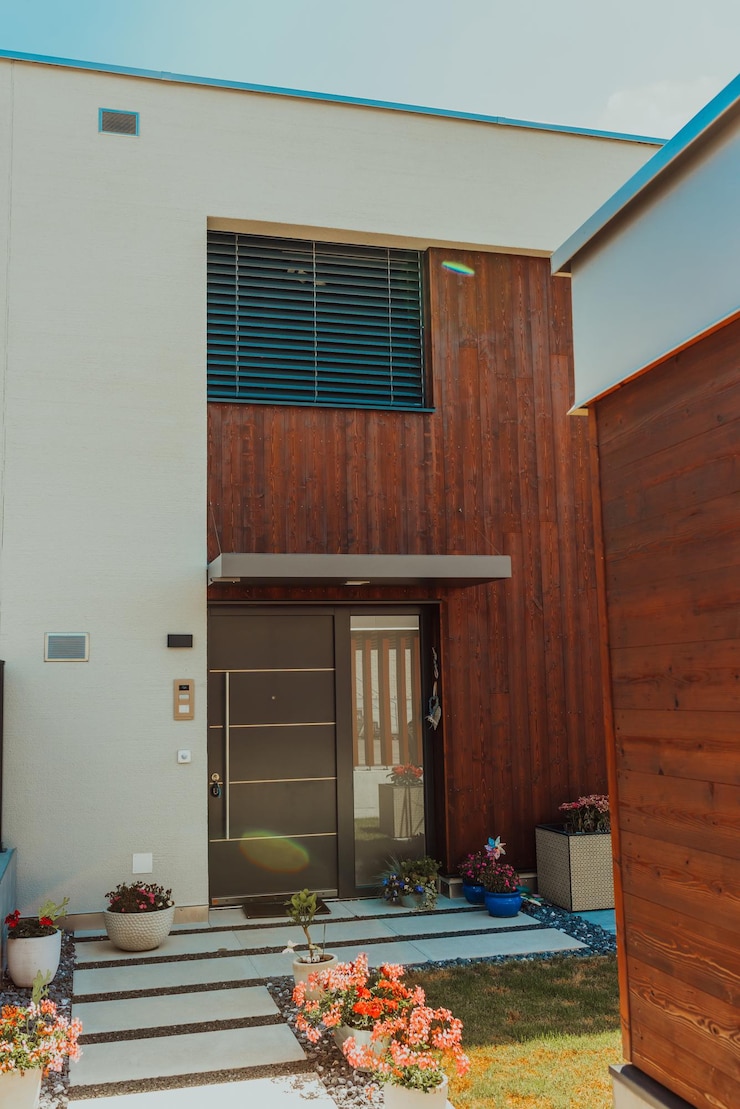 Foto entrando em uma casa moderna com detalhes em madeira