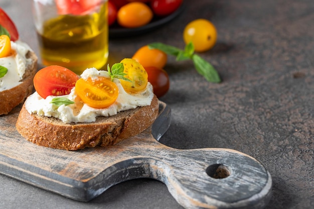 Entrante de bruschetta con tomate