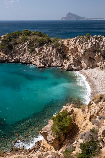 Entre Altea e Calpe, a área do ponto Mascarat com suas praias de água azul-turquesa, Alicante, espanha