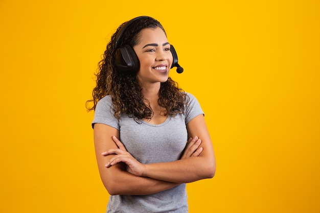 Foto entre em contato com o serviço de call center. suporte ao cliente, agente de vendas feminino. chamador ou operador de atendimento com os braços cruzados