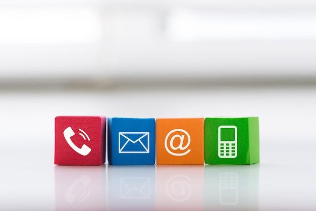 Entre em contato conosco conceito com endereço de correio de telefone de símbolo de bloco colorido e telefone celular