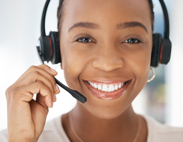 Entre em contato conosco retrato e mulher negra no atendimento ao cliente em call center com microfone para comunicação Smile telemarketing ou agente de vendas de seguros feliz falando falando e ajudando clientes