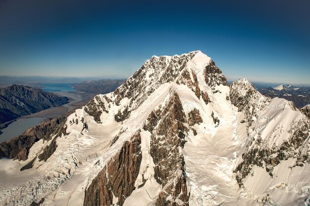 Entre os picos mais altos dos Alpes do Sul da Nova Zelândia vistos de um helicóptero