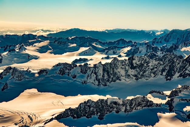 Entre os picos mais altos dos Alpes do Sul da Nova Zelândia vistos de um helicóptero