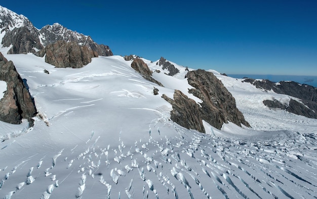 Entre os picos mais altos dos Alpes do Sul da Nova Zelândia vistos de um helicóptero