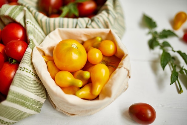 Entrega al mercado de Diferentes tipos de tomates en bolsa eco textil Cero desperdicio