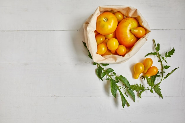 Entrega al mercado de tomates amarillos en bolsa eco textil zero waste