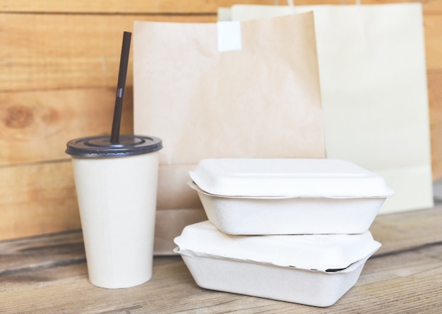 Foto entrega de alimentos en cajas para llevar, vasos de papel desechables para envasado de alimentos ecológicos y alimentos de papel artesanal