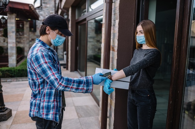 Entrega de alimentos a domicilio durante el brote de virus coronavirus pánico y pandemias Manténgase seguro