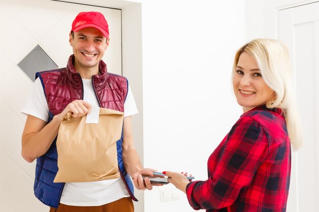 Entrega de alimentos hombre sosteniendo una bolsa de papel en un apartamento