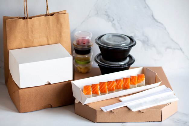 Entrega de almuerzo a la oficina Sushi en caja Pizza y sushi a domicilio Entrega segura de almuerzo a