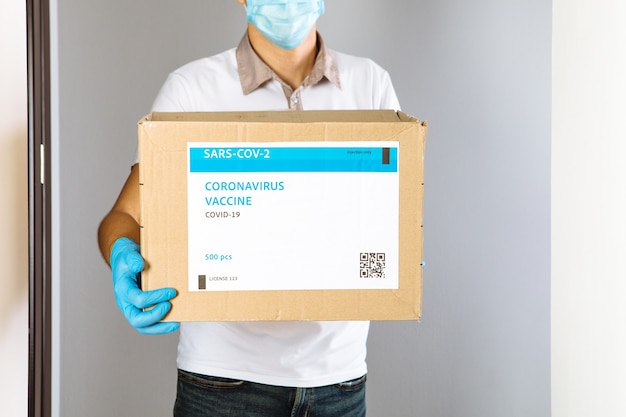 Foto entrega caja médica de vacunas. el mensajero entrega la vacuna. virus del covid-19