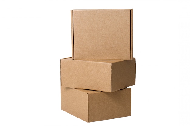 Foto entrega. cajas de cartón auto-recolectadas aisladas en blanco.