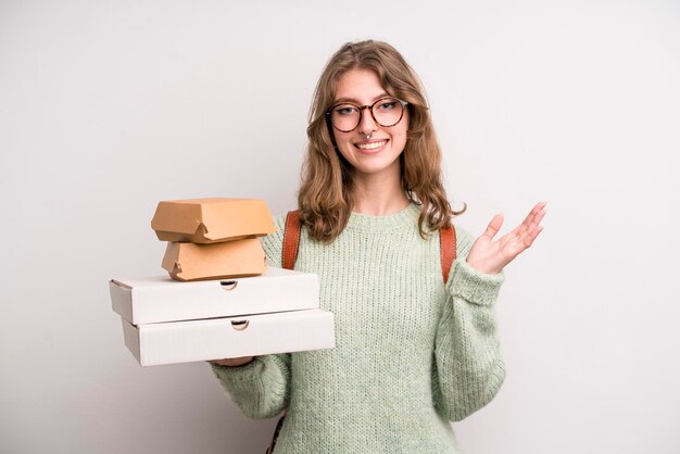 Entrega de chica adolescente y concepto de comida rápida para llevar