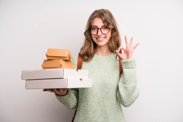 Entrega de chica adolescente y concepto de comida rápida para llevar