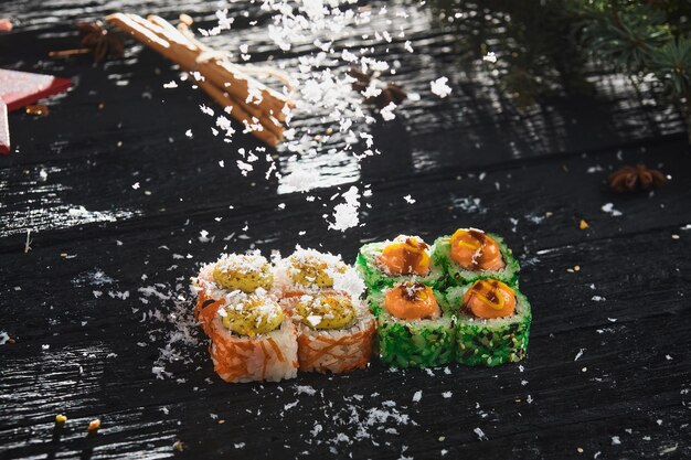 Entrega de comida asiática a domicilio varios juegos de sushi en recipientes de plástico con salsas, arroz y palillos Vista superior plana